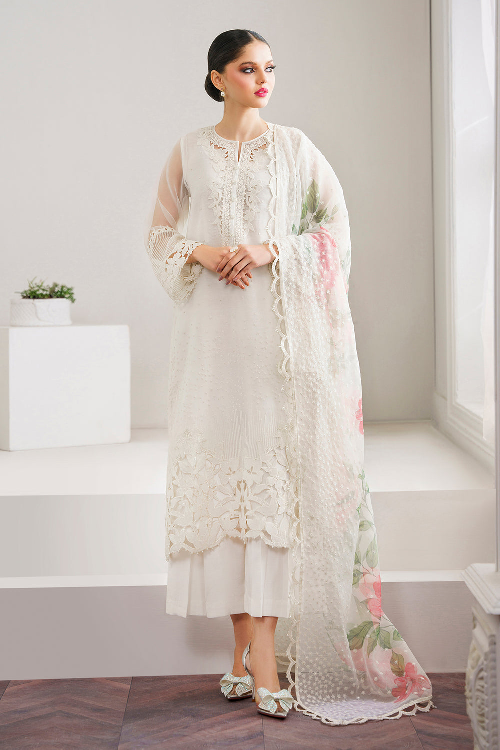 BAROQUE WHITE LUXURY ORGENZA COLLECTION| TOP PAKISTANI DRESS BY SHAEBIZ